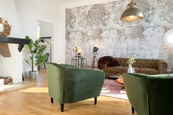 Wohnzimmer  Altbauwohnung mit Panorama Schleiblick, Balkon und Kamin im Herzen von Schleswig