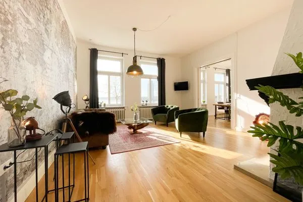 Wohnzimmer  Altbauwohnung mit Panorama Schleiblick, Balkon und Kamin im Herzen von Schleswig