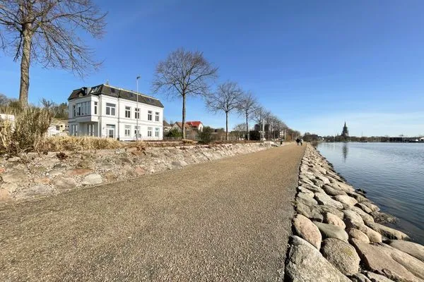 Hauptansicht  Altbauwohnung mit Panorama Schleiblick, Balkon und Kamin im Herzen von Schleswig