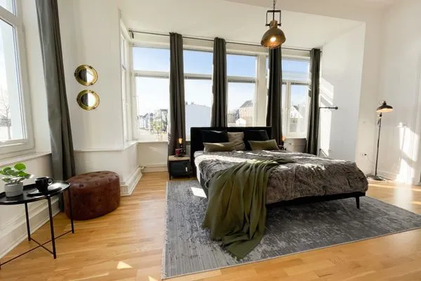 Schlafzimmer  Altbauwohnung mit Panorama Schleiblick, Balkon und Kamin im Herzen von Schleswig