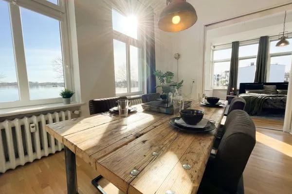 Meerblick  Altbauwohnung mit Panorama Schleiblick, Balkon und Kamin im Herzen von Schleswig