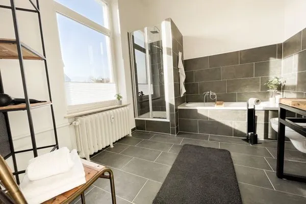 Badezimmer  Altbauwohnung mit Panorama Schleiblick, Balkon und Kamin im Herzen von Schleswig