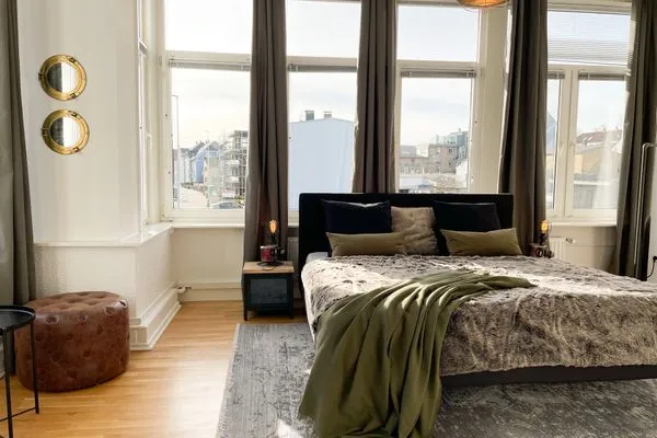 Bett  Altbauwohnung mit Panorama Schleiblick, Balkon und Kamin im Herzen von Schleswig