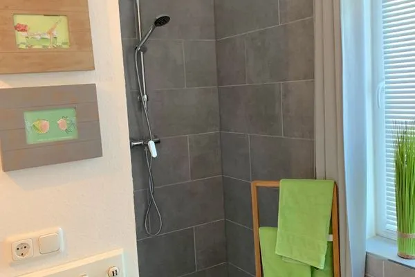 Badezimmer  Ferienwohnung Kajüte am Borbyerufer von Eckernförde