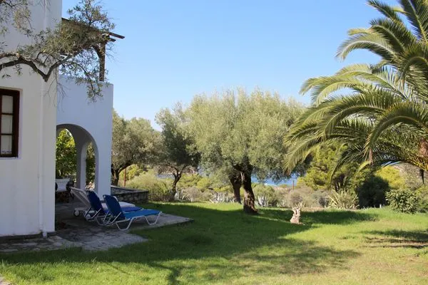 holiday home and garden  Aspro Spiti 1