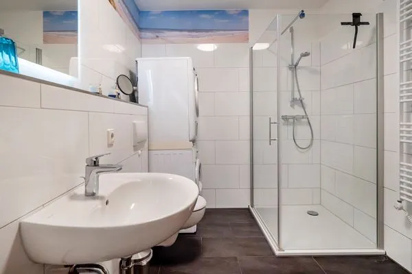 Badezimmer mit Dusche Ferienpark Freesenbruch Wohnung 4.2 - Ostseeperle