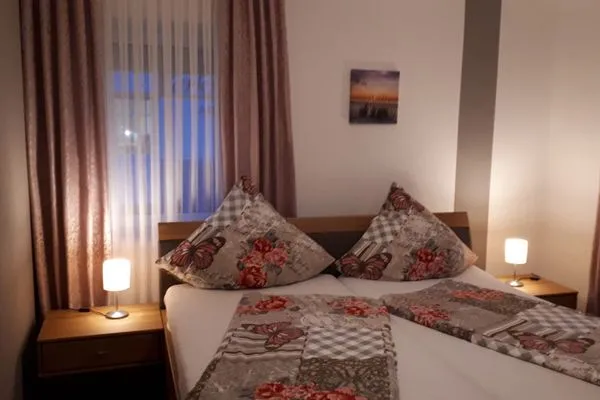 Schlafzimmer mit Doppelbett Parkresidenz am Hafen Wohnung HF 32