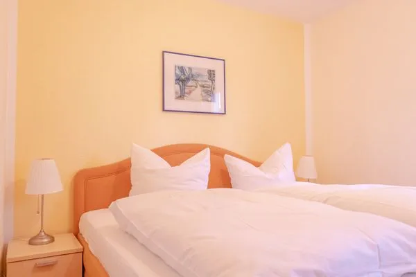 Schlafzimmer mit Doppelbett  Haus Sabine - EG