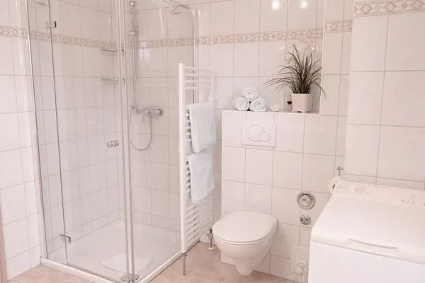 Badezimmer mit Dusche  Haus Sabine - EG