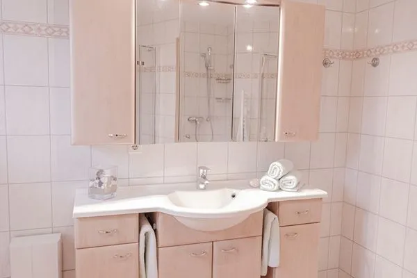 Badezimmer mit Dusche  Haus Sabine - EG