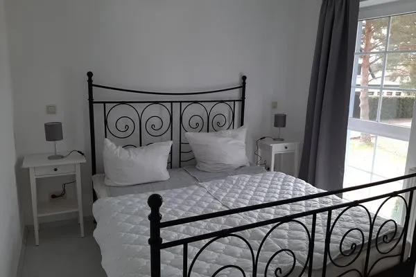 Schlafzimmer mit Doppelbett  Rosenberg-Siedlung 21a/2