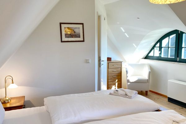 Schlafzimmer mit Doppelbett in der DHH