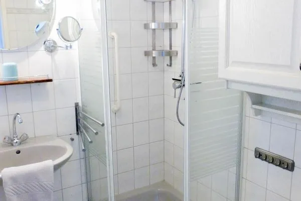 Duschbad in der Ferienwohnung Hopelfask in Süddorf auf Amrum Hüs Sanskiin Ferienwohnung *Hopelfask*