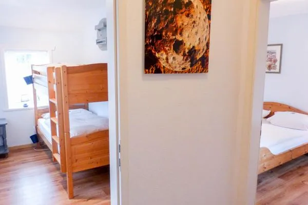 Blick in die zwei Schlafzimmer in der Ferienwohnung Hopelfask in Süddorf auf Amrum Hüs Sanskiin Ferienwohnung *Hopelfask*