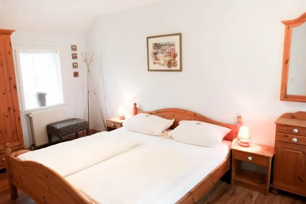 Doppelbettschlafzimmer in der Ferienwohnung Hopelfask in Süddorf auf Amrum Hüs Sanskiin Ferienwohnung *Hopelfask*