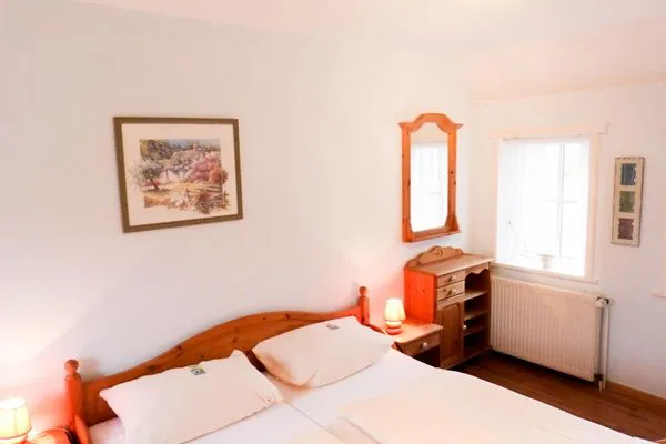 Schlafzimmer mit Doppelbett in der Ferienwohnung Hopelfask in Süddorf auf Amrum Hüs Sanskiin Ferienwohnung *Hopelfask*