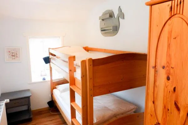 Schlafzimmer mit Stockbett in der Ferienwohnung Hopelfask in Süddorf auf Amrum Hüs Sanskiin Ferienwohnung *Hopelfask*