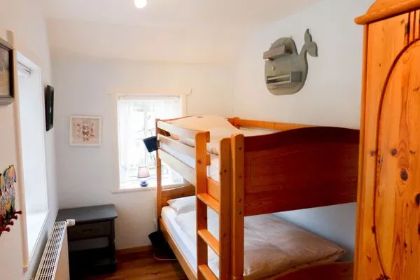 Schlafzimmer mit Stockbett in der Ferienwohnung Hopelfask in Süddorf auf Amrum Hüs Sanskiin Ferienwohnung *Hopelfask*