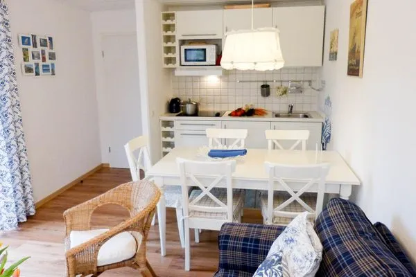 Küche und Esstisch in der Ferienwohnung Hopelfask in Süddorf auf Amrum Hüs Sanskiin Ferienwohnung *Hopelfask*