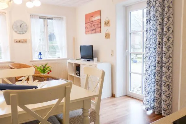 Esstisch in der Ferienwohnung Hopelfask in Süddorf auf Amrum Hüs Sanskiin Ferienwohnung *Hopelfask*