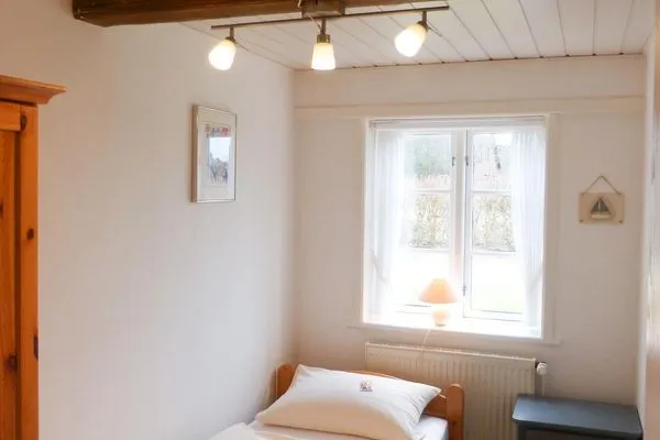 Einzelbettschlafzimmer in der Ferienwohnun Brombelbei in Süddorf auf Amrum Hüs Sanskiin Ferienwohnung *Brombelbei*