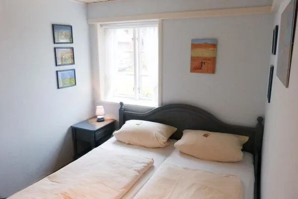 Doppelbettschlafzimmer in der Ferienwohnun Brombelbei in Süddorf auf Amrum Hüs Sanskiin Ferienwohnung *Brombelbei*