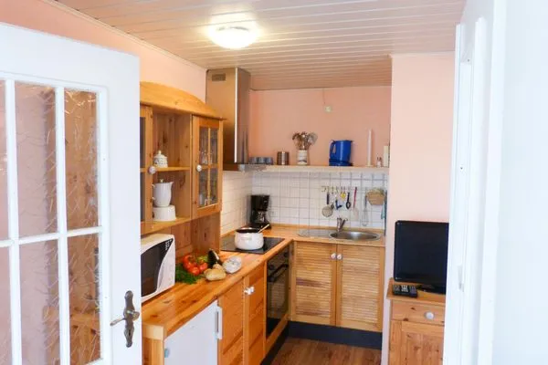 Küche in der Ferienwohnun Brombelbei in Süddorf auf Amrum Hüs Sanskiin Ferienwohnung *Brombelbei*