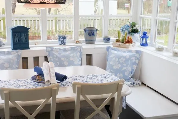 Esstisch in der Ferienwohnun Brombelbei in Süddorf auf Amrum Hüs Sanskiin Ferienwohnung *Brombelbei*