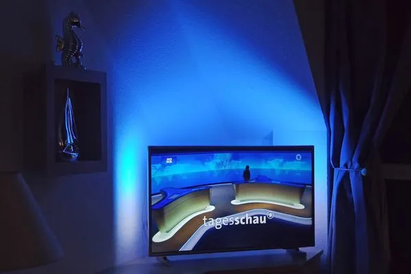 Wohnzimmer TV bei Nacht Residenz am Strand Wohnung 2-46