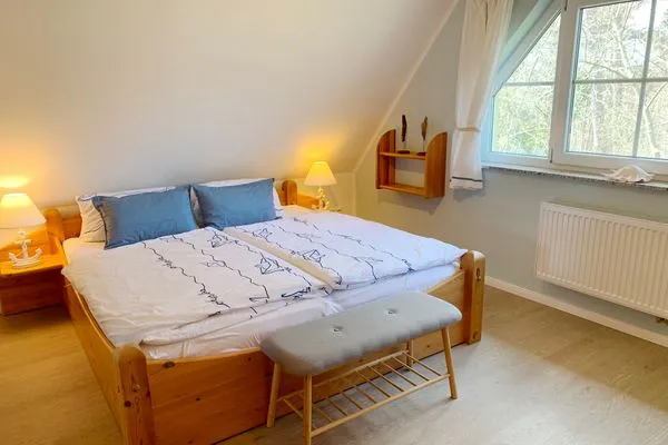 Schlafzimmer mit Doppelbett  Strandhaus Pilgrim