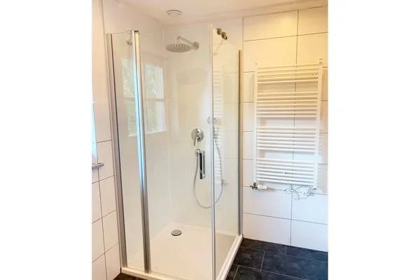 Badezimmer mit Dusche  Strandhaus Pilgrim
