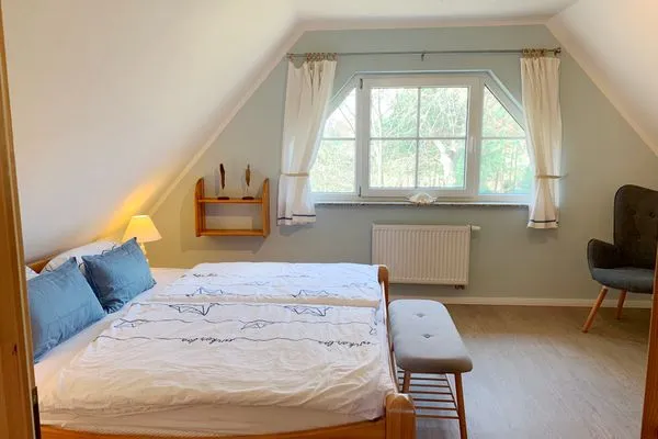 Schlafzimmer mit Doppelbett  Strandhaus Pilgrim