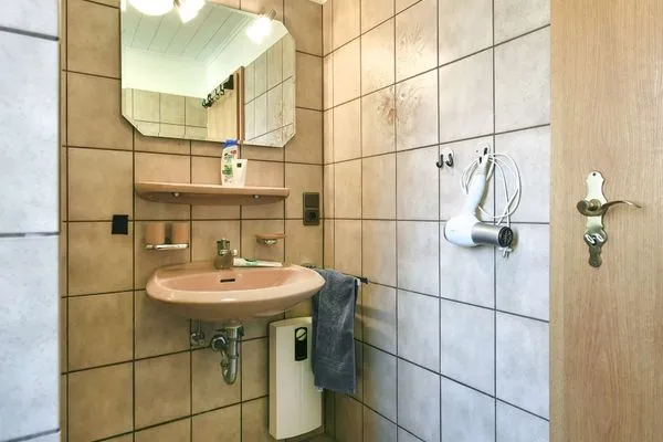 Badezimmer Familienhaus im Dorfgroden 27 Ferienwohnung Kompass
