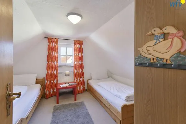 Schlafzimmer Familienhaus im Dorfgroden 27 Ferienwohnung Kompass