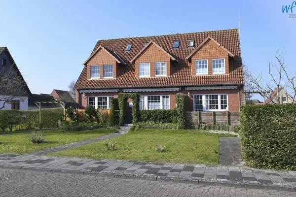 Hauptansicht Familienhaus im Dorfgroden 27 Ferienwohnung Kompass