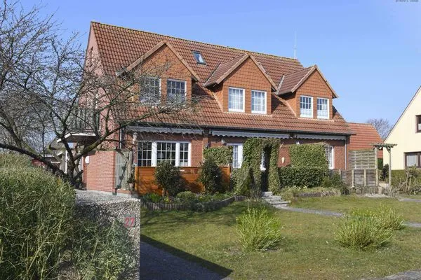 Hauptansicht Familienhaus im Dorfgroden 27 Ferienwohnung Kompass