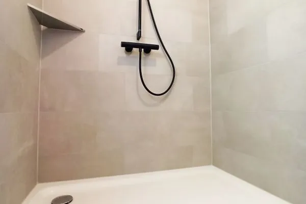 Dusche  Hochwertige Ferienwohnung in ruhiger Lage mit eigener Terrasse, nur 7 Gehminuten zum Strand entfernt