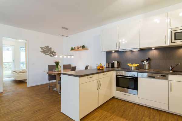Moderne Küche mit Essbereich im Dünenresort Binz nahe dem Ostseestrand