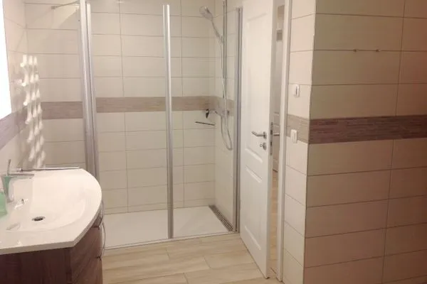 Badezimmer mit Dusche und Badewanne  Haus Hedda