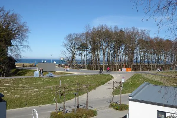 Blick vom Balkon auf die Deichpromenade Residenz am Strand Wohnung 2-36