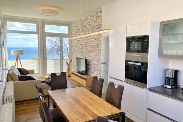 moderne Wohnküche im Wintergarten mit Ostseeblick