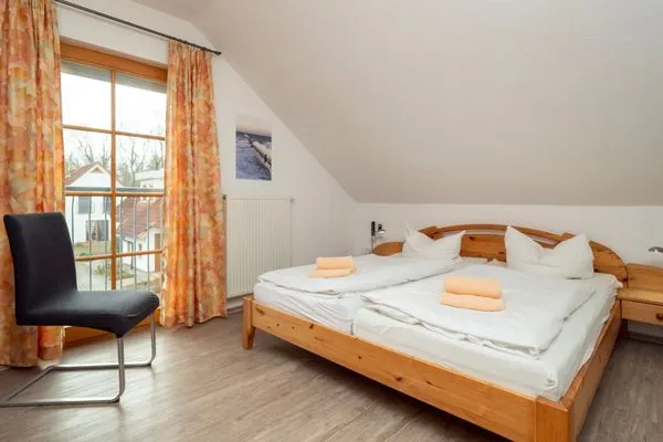 Schlafzimmer mit Doppelbett Ferienpark Freesenbruch Reihenhaus 7 - Seestern