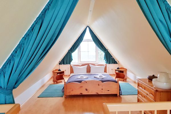 Schlafzimmer mit Doppelbett in der Galerie