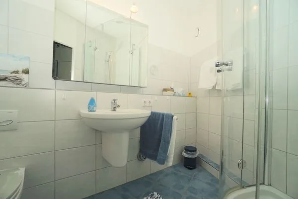Badezimmer  Ferienwohnung Schleiloge mit Panoramablick auf die Schlei