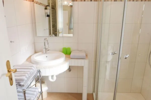 Dusche und Waschbecken  Bungalow *Ual Welhüs*