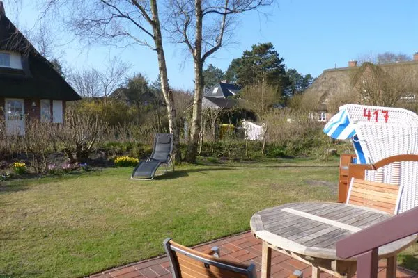 Terrasse mit Gartenmöbeln in der Ferienwohnung Reethuk in Norddorf auf Amrum Haus Pesel Ferienwohnung *Reethuk*