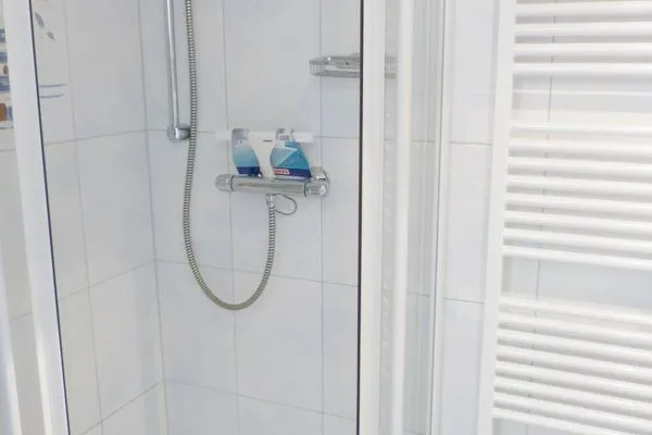 Duschbad in der Ferienwohnung Reethuk in Norddorf auf Amrum Haus Pesel Ferienwohnung *Reethuk*