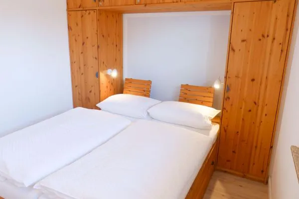 Doppelbettschlafzimmer in der Ferienwohnung Reethuk in Norddorf auf Amrum Haus Pesel Ferienwohnung *Reethuk*