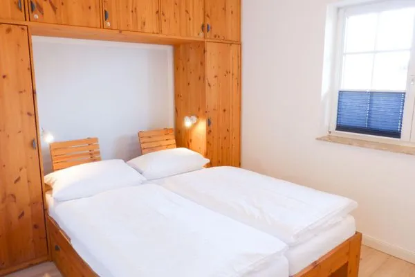 Schlafzimmer mit Doppelbett in der Ferienwohnung Reethuk in Norddorf auf Amrum Haus Pesel Ferienwohnung *Reethuk*