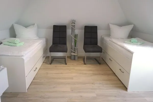 Schlafzimmer mit zwei Einzelbetten  Strandperle - Anlage Heiderose